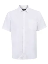 Camisa de lino blanca de manga corta, con cuello abotonado, cierre frontal de botones y un bolsillo aplicado en el pecho.