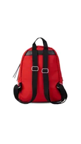 Mochila negra de tela capitoneada con bolsillo frontal amplio y asas ajustables. Incluye compartimento especial para iPad.