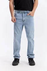 Pantalón jean slim de corte clásico y calce ajustado en la pierna, color celeste claro con lavado suave.
