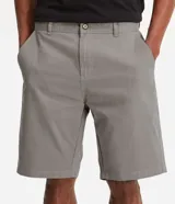 Bermuda masculina de corte recto confeccionada en sarga de algodón. Presenta cierre frontal con botón y cremallera, bolsillos laterales y traseros, y diseño liso sin estampados.
