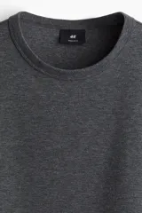 Remera de manga corta en tejido de punto waffle, con cuello redondo acanalado y bajo recto. Presenta un corte regular fit.