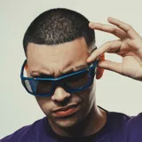 Lentes de sol unisex con montura rectangular negra y lentes espejadas plateadas. Fabricados con plástico reciclado, con filtro UV 400 y polarizados.