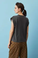 Remera sin mangas bordó con hombreras marcadas y cuello redondo.