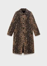 Abrigo largo de corte recto con estampado de leopardo, cuello camisero, cierre frontal con botones y bolsillos laterales. Cuenta con forro interior y manga larga.