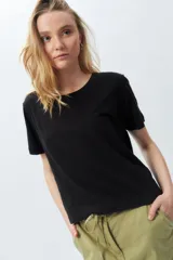 Remera de algodón de manga corta con cuello redondo, diseño básico y corte clásico.