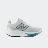 Championes de running New Balance modelo Fresh Foam x 520 v9, color gris claro con detalles en azul y turquesa. Presentan capellada de malla técnica transpirable y entresuela con tecnología Fresh Foam para mayor amortiguación.