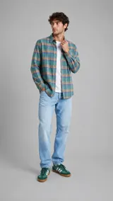 Camisa de manga larga con diseño de cuadros en tonos verdes, azules y marrones, confeccionada en tela de algodón tipo franela, con cuello clásico y cierre frontal de botones.
