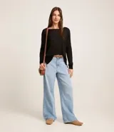 Suéter de punto color celeste, con cuello redondo y mangas largas.