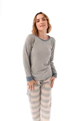 Conjunto de pijama gris con detalles en azul. Incluye una remera de mangas largas y un pantalón largo a rayas horizontales grises y beige, con cintura ajustable y bolsillos laterales.