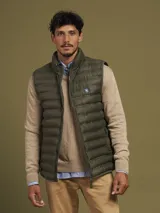 Chaleco negro acolchado con cierre frontal y bolsillos laterales con cierre.