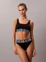 Bombacha de talle alto Calvin Klein modelo Intense Power, confeccionada en microfibra elástica. Presenta un diseño de pierna alta con la icónica cinturilla elástica con el logo de la marca en contraste.