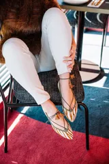 Bailarinas chatitas de punta, con estampado animal print de cebra en tonos camel y blanco, detalles en verde caza y cordones al tono. Incluyen plantilla intercambiable de lana y piel.