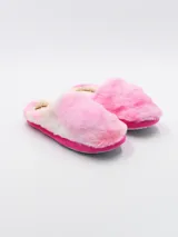 Pantuflas rosadas de peluche con suela fucsia.