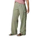 Pantalón de estilo cargo Columbia, color verde safari, con cintura elástica, ajuste interior y aberturas laterales en las perneras para mayor transpirabilidad. Cuenta con bolsillos laterales y traseros.