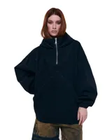 Canguro oversize de denim negro con capucha, cuello alto con cierre metálico, puños elásticos y bolsillo frontal tipo canguro.