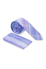 Corbatín de 5 cm de ancho con diseño a rayas en tonos lila, celeste y blanco. Incluye pañuelo de bolsillo a juego de 27x27 cm.