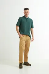 Pantalón de hombre color beige, de corte recto, con bolsillos laterales y traseros.