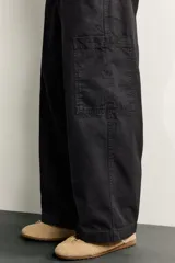 Pantalón cargo de corte relajado confeccionado en algodón con efecto lavado. Presenta bolsillos laterales tipo plastrón en las perneras, bolsillos frontales y bolsillos traseros de vivo. Incluye cierre frontal con cremallera y botón.