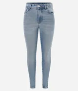 Pantalón de jean skinny liso, color celeste, con bolsillos delanteros y traseros.