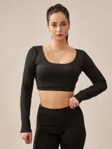 Top deportivo negro de manga larga con escote cuadrado.
