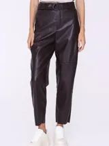 Pantalón de cuero sintético en color marrón oscuro, de corte holgado con cintura alta y cinto ajustable del mismo material.