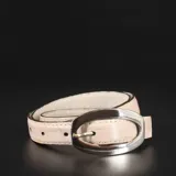 Cinturón de cuero color rosa pálido con textura croco y hebilla ovalada plateada.