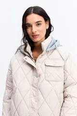 Campera puffer negra con diseño matelaseado en rombos, capucha integrada, cierre frontal y puños elásticos.