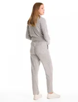 Pantalón tipo jogger de tejido suave, con cintura elástica y corte recto, ideal para un look relajado.