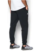 Pantalón deportivo Under Armour de corte ajustado, confeccionado en tejido tricot texturizado. Presenta cintura elástica, bolsillos laterales con cierre y puños acanalados en los tobillos. Incluye el logo de la marca estampado en el muslo.