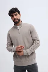 Buzo de felpa diferenciada azul marino con cuello alto y medio cierre frontal, de manga larga y puños elásticos.