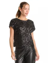 Blusa de manga corta con cuello a la base, completamente cubierta de lentejuelas negras. Cuenta con forro interno a tono.