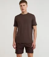 Bermuda deportiva de hombre color marrón, con cintura elástica ajustable mediante lazo y estampa heat print. Confeccionada en tejido de poliéster de secado rápido, diseñada para brindar comodidad y libertad de movimiento durante la actividad física.