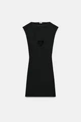 Vestido corto de punto stretch, color negro, con cuello redondo, manga sisa y detalle de abertura frontal en forma de corazón en el pecho.