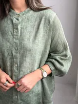 Camisa de lino verde melange, con cuello mao, mangas 3/4 y cierre frontal de botones.