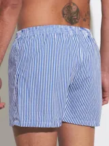 Bóxer de algodón blanco con estampado de flores pequeñas color celeste, con cintura elástica y logo de la marca en el centro.