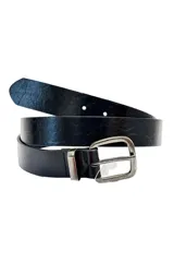 Cinturón negro de cuero sintético con hebilla metálica rectangular con acabado envejecido.