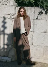 Pantalón de vestir wide leg color marrón con estampado de cuadros, tiro alto, trabillas para cinto, pinzas delanteras y bolsillos laterales.
