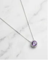 Collar de plata 925 con cadena fina y dije circular tipo punto de luz con circonia central en color violeta.