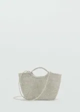 Bolso pequeño de mano con diseño tejido en color plateado brillante. Cuenta con doble asa corta integrada y una correa larga para llevar al hombro.