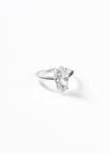 Anillo de plata 925 con piedra central de zirconia en corte marquesa, engarzada en cuatro garras.