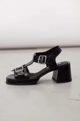 Sandalias de plataforma con taco cuadrado y textura croco, tiras con hebillas metálicas y diseño en T.