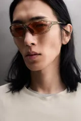 Camiseta de entrenamiento regular fit color beige, confeccionada en combinación de tejidos técnicos ligeros y elásticos con tecnología Quick Dry nivel 2. Presenta cuello redondo, manga corta, acabados con costuras planas y termofijadas, y detalle de logo estampado en el bajo.