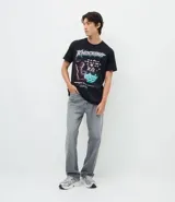 Remera de algodón color negro con cuello redondo y manga corta. Presenta un estampado frontal con temática de videojuegos retro que incluye una figura de la muerte, elementos gráficos y la palabra Knockout.