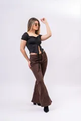 Pantalón oxford de denim elastizado con tiro alto y estampa de animal print en tonos marrones.