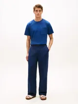 Remera de corte amplio y hombros ligeramente caídos, confeccionada en punto de malla de mezcla de algodón en color azul. Presenta cuello redondo, mangas cortas y un bolsillo de parche en el pecho con el logo de Tommy Hilfiger bordado.