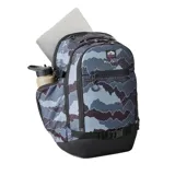 Mochila Rip Curl modelo F-Light Posse de 35 litros, con estampado de montañas en tonos grises y negros. Cuenta con múltiples compartimentos organizadores, panel frontal y trasero de EVA moldeado para mayor protección y comodidad, compartimento para portátil, bolsillo isotérmico para botella y correas para patines.