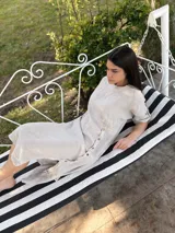 Vestido largo oversize de lino color verde lima, con mangas 3/4 y botones decorativos.