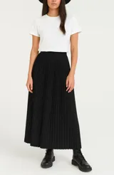 Falda larga plisada de color negro, con cintura elástica y corte acampanado.