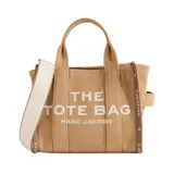 Cartera tipo tote bag de Marc Jacobs, modelo The Small Tote, confeccionada en lona de algodón y poliéster color negro. Presenta el logo de la marca estampado en el frente, asas superiores y correa de hombro ajustable y extraíble.