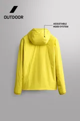 Chaqueta acolchada Zara Athleticz de color amarillo, confeccionada en tejido técnico y ligero. Cuenta con cuello subido y capucha, manga larga con puños elásticos, bolsillos frontales con cierre de cremallera oculta y cierre frontal con cremallera.